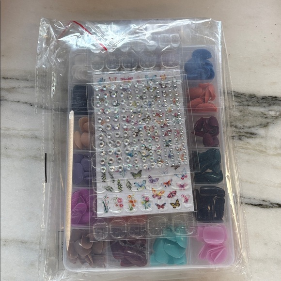 Press on nail kit NIB 24 pack complete with glue, files, rhinestones, stickers - Picture 5 of 5